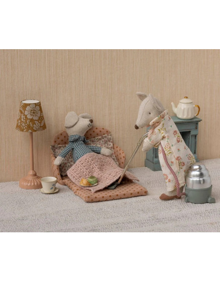 Grandma & Grandpa Mice in Cigarbox 2